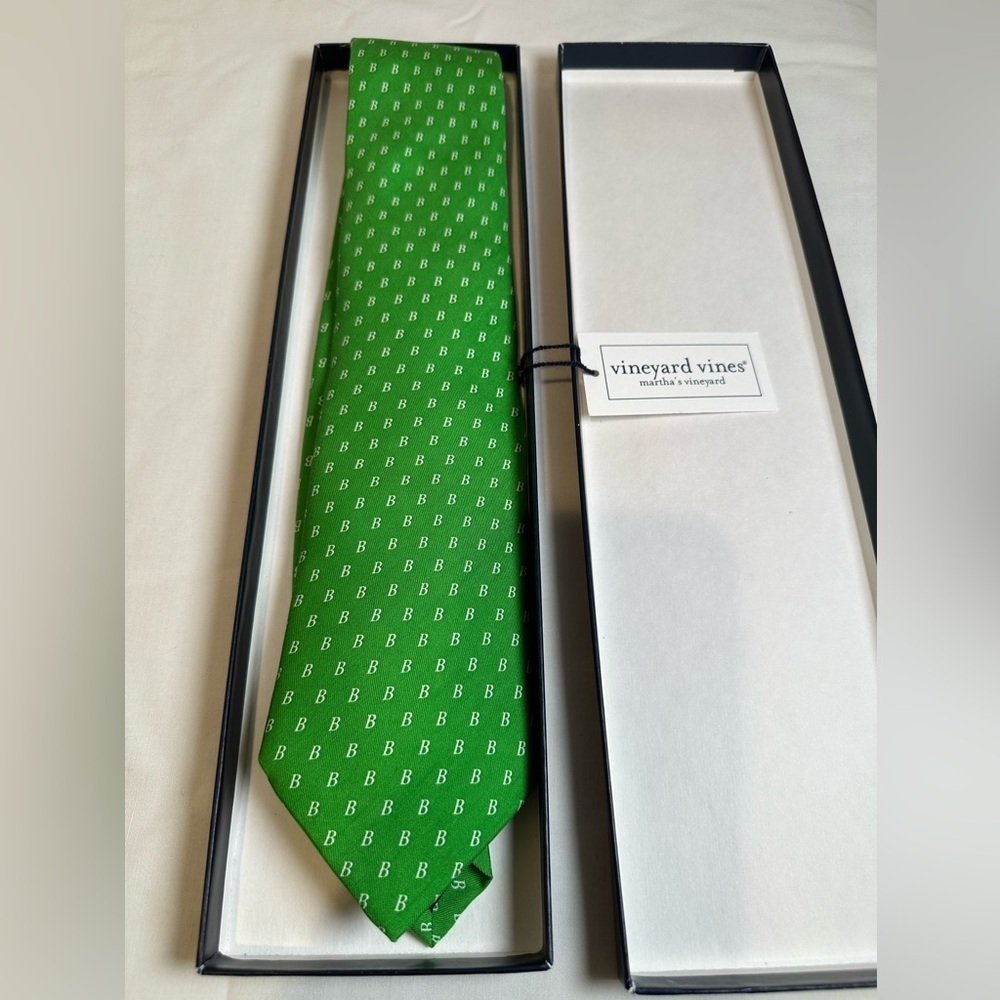 Vineyard Vines Custom Collection Bold Green Patterned Tie NWT